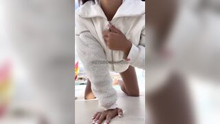 Giulia si masturba in vacanza VOGLIO SENTIRLO NEL CULO