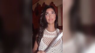 Naomi De Crescenzo scatenata LE ESCONO I CAPEZZOLI