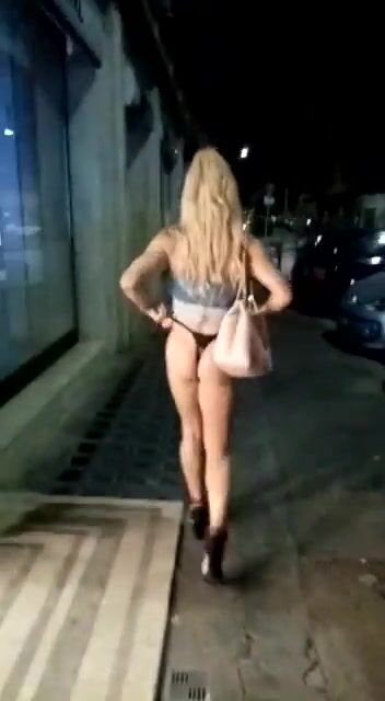 Noemi blonde TRANS ITALIANA mostra il culo mentre passeggia all'aperto
