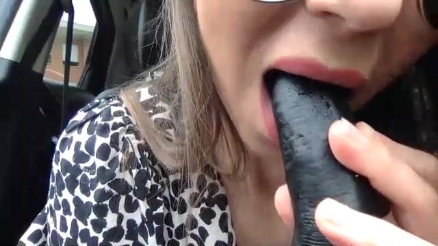Ragazza italiana esibizionista si masturba in macchina C4