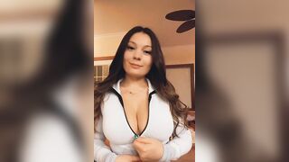 Ragazza mora con grosse tette