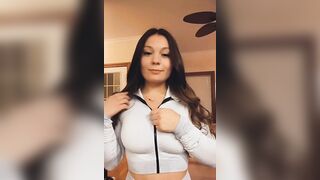 Ragazza mora con grosse tette