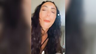 Tatuata italiana con gran culone palpata dall'amica e sculacciata