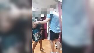 Moglie zoccola fa eccitare il commesso