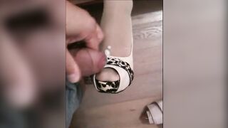 Moglie porca sborrata sulle scarpe con tacco