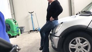 Fa un bocchino in officina al meccanico di fiducia