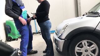 Fa un bocchino in officina al meccanico di fiducia