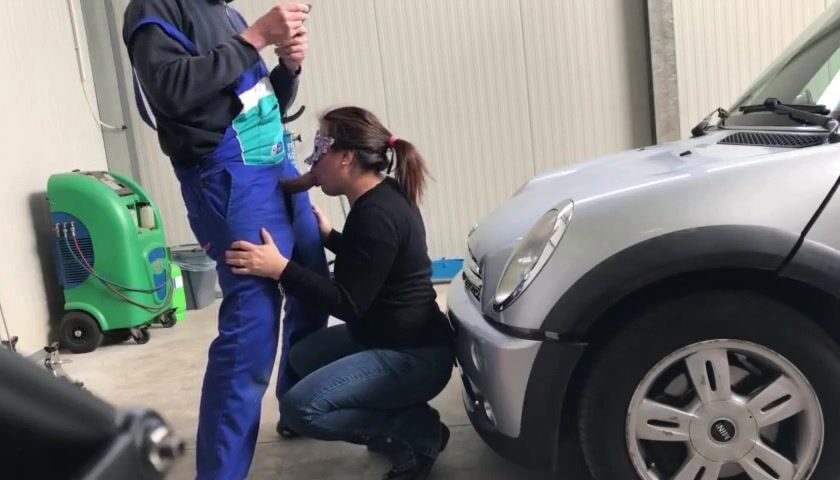 Fa un bocchino in officina al meccanico di fiducia