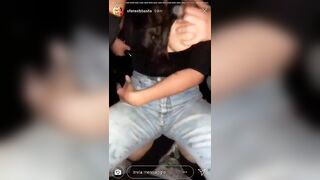 Sferaebbasta palpa le tettone in disco a Naomi De Crescenzo