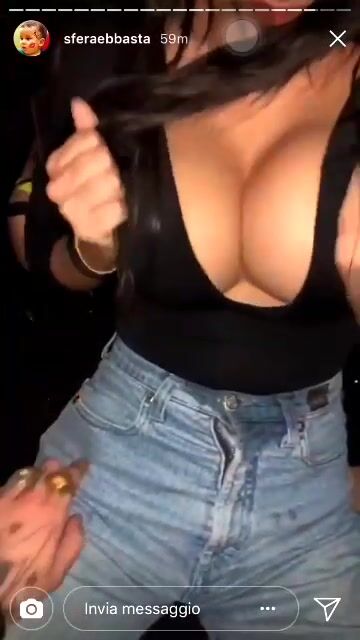 Sferaebbasta palpa le tettone in disco a Naomi De Crescenzo