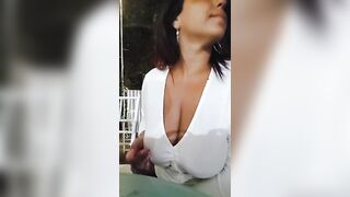 ME SE STANNO A DRIZZA I CAPEZZOLI - Romana esibizionista al bar