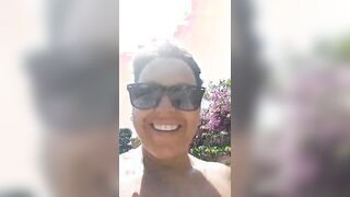 Romana esibizionista esce le tettone in strada