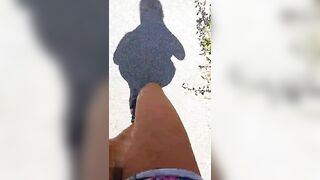 Romana esibizionista esce le tettone in strada