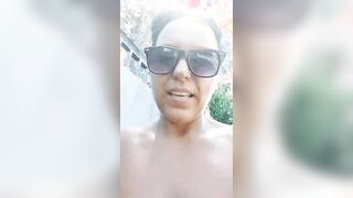 Romana esibizionista esce le tettone in strada