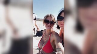 Rosy Maggiulli al mare con le amiche