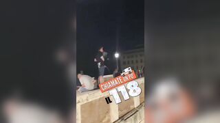 Piscia dal ponte sul tevere esibizionista