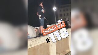 Piscia dal ponte sul tevere esibizionista