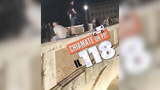 Piscia dal ponte sul tevere esibizionista