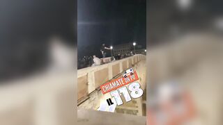 Piscia dal ponte sul tevere esibizionista