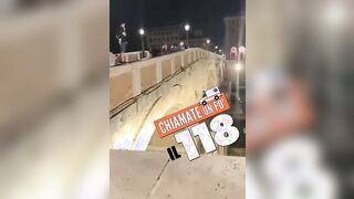 Piscia dal ponte sul tevere esibizionista