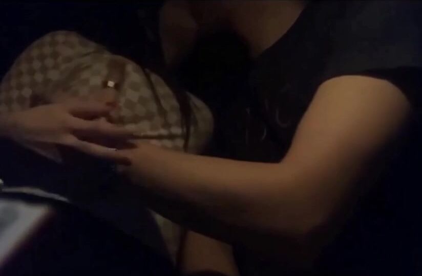 Il fidanzato non mi risponde al telefono e io mi scopo il suo amico in auto