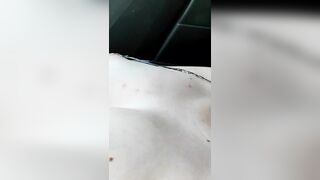 Le scopro le tette in auto mentre dorme per i camionisti