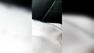 Le scopro le tette in auto mentre dorme per i camionisti