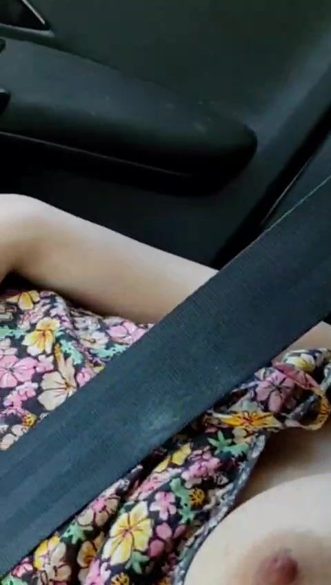 Le scopro le tette in auto mentre dorme per i camionisti