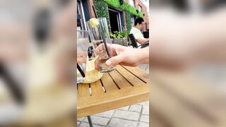 Esibizionista al bar