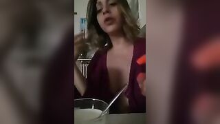 Ragazza italiana bionda con grosse tette C4