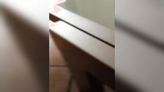 La mia domestica me lo fa venire duro