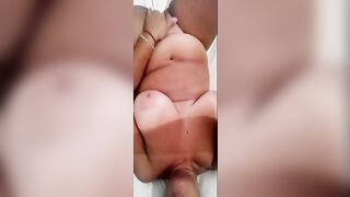 Lei tettona che si fa un ditalino e geme