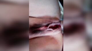 Fica larga e aperta gode prendendolo nel culo e squirta