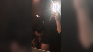 Ripresa in un bagno pubblico mentre mi fa un pompino