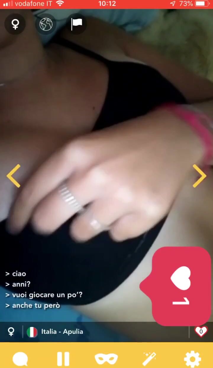 Teen italiana esce la tetta in live Igram