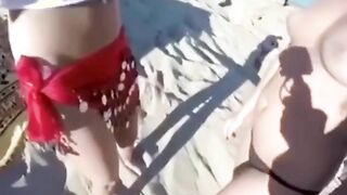 Italiana in topless si fa palpare le tette da nero