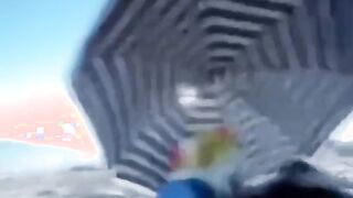 Italiana in topless si fa palpare le tette da nero