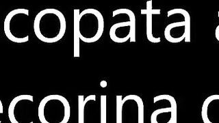 Presa con forza a pecora sul tavolo e riempita