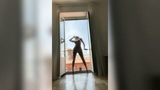Rita Rusic si affaccia dal balcone - SEXY CELEBRITA'