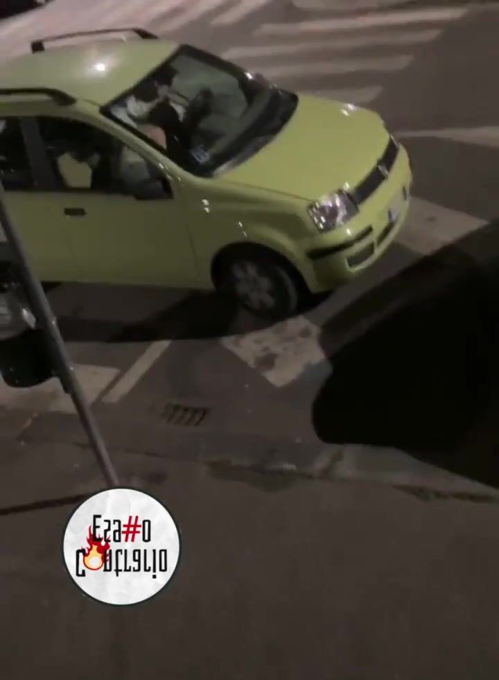 Torino fidanzata beccata in macchina a fare pompino al suo ragazzo