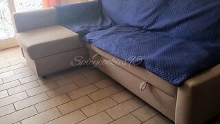 Marito cornuto offre la moglie al suo capo che la scopa