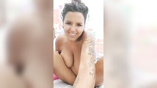 Romana esibizionista tettona nuda in spiaggia sega il suo uomo