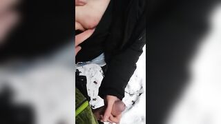 Sega all'aperto in una giornata nevosa