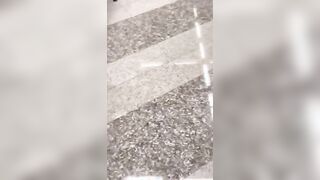 Andiamo a scopare nel bagno dell'aeroporto