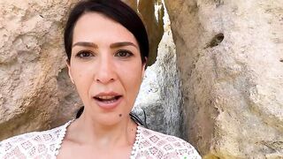 Si spalma le tette di crema al mare e si fa palpare dal marito C4