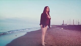 Esibizionismo al mare tettona italiana