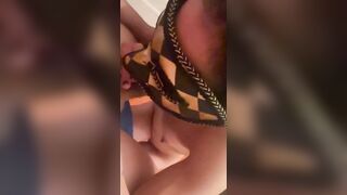 Si fa venire in bocca ma la sputa sta troia