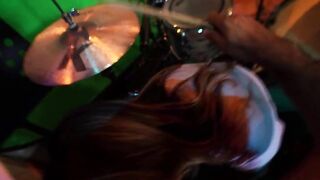 Suona la batteria con una fans che gli fa un pompino