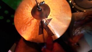 Suona la batteria con una fans che gli fa un pompino