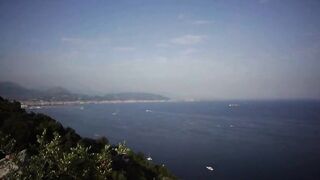 Pompino e sega sulle sue tettone all'aperto con vista mare